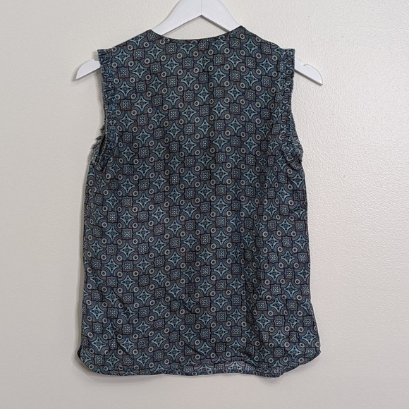 J. Crew Blue Geometric Ruffled 100% Silk Sleeveless Blouse Size 0 - Picture 8 of 8
